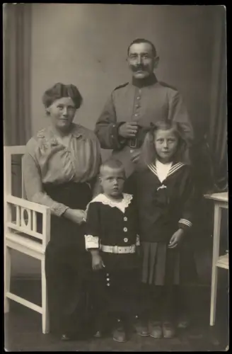 Familienporträt mit Soldat in Uniform Kindern Matrosenanzug, Sonderhausen 1916