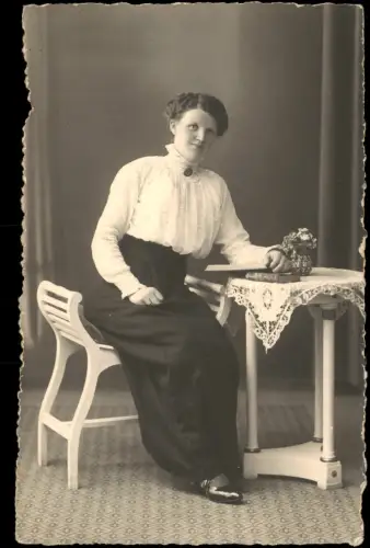 Ansichtskarte  Portrait einer Frau im Fotoatelier 1915