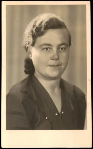 Ansichtskarte  Porträt einer jungen Frau 1945