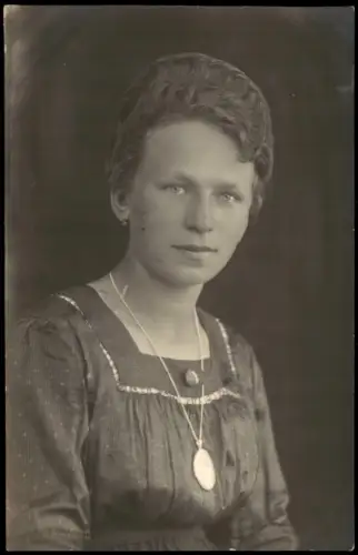 Porträt jungen Frau  Medaillon-Halskette und aufwendiger Frisur 1915 Privatfoto