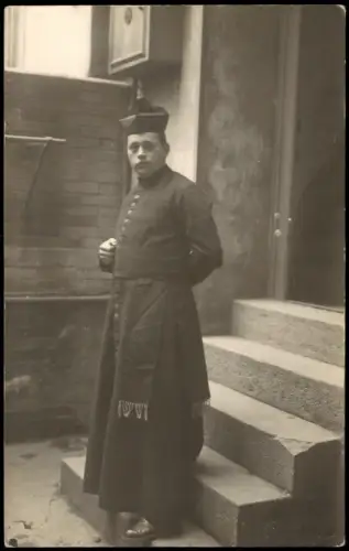 Foto  Geistlicher in Soutane mit Birett 1920 Privatfoto