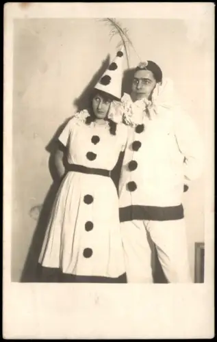 Foto  Paar in Pierrot-Kostümen Clowns 1925 Privatfoto