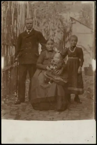 Familie  im Freien, Rustikaler Zaun Auffällige Kleidung 1905 Privatfoto