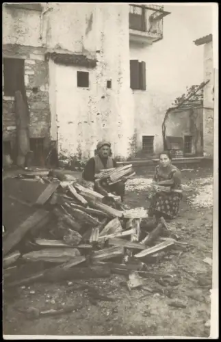 großem Holzstapel vor rustikalem Gebäude, Pustertal, Südtirol 1920 Privatfoto