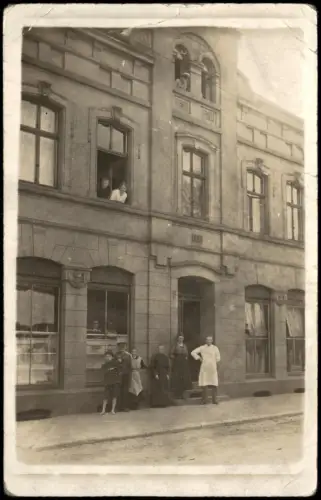 Foto  Wohn- und Geschäftshaus mit Personengruppe 1910 Privatfoto