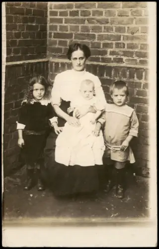 Foto  Mutter mit drei Kindern vor Backsteinwand 1910 Privatfoto