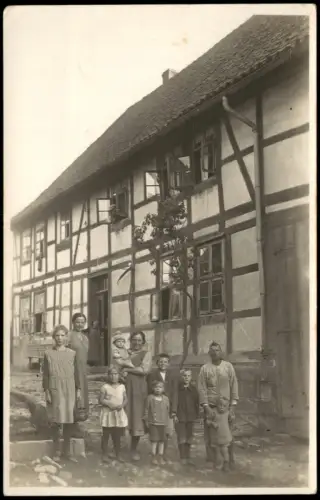 Foto  Großfamilie vor einem Fachwerkhaus, Bauernhaus 1929 Privatfoto