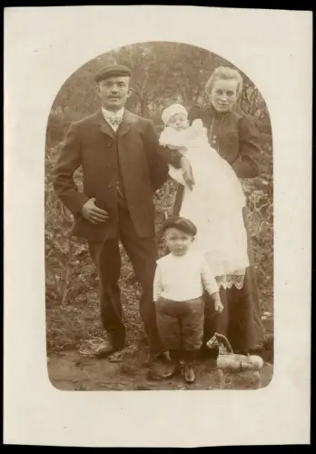 Foto  Taufe: Familienfoto im Freien, mit Taufkleid. 1910 Privatfoto