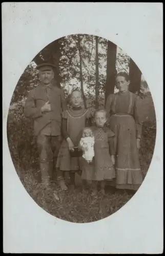 Foto  Familienporträt mit zwei Kindern und Puppe 1915 Privatfoto