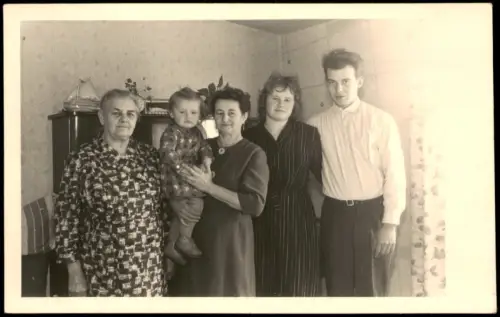 Familienfoto im Wohnzimmer (gute Stube) mit Einrichtung 1960 Privatfoto