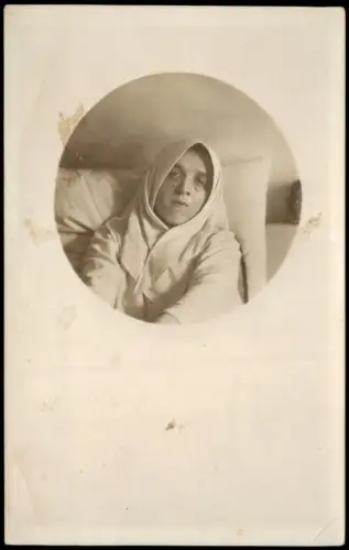 Foto  Porträt einer Frau mit Kopftuch im Bett 1915 Privatfoto