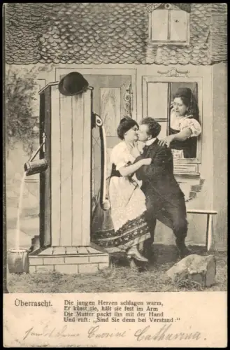 Humoristische Szene: Liebespaar küssend am Brunnen von Mutter überrascht 1904