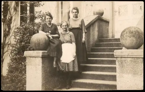 Drei junge Frauen einer Steintreppe vor Haus Erinnerung an Elly 1922 Privatfoto