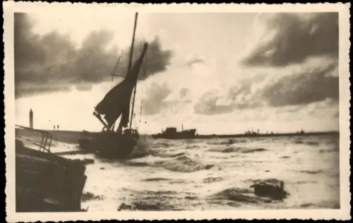 Segelschiff bei stürmischer See am Kanal mit Leuchtturm 1941 Privatfoto