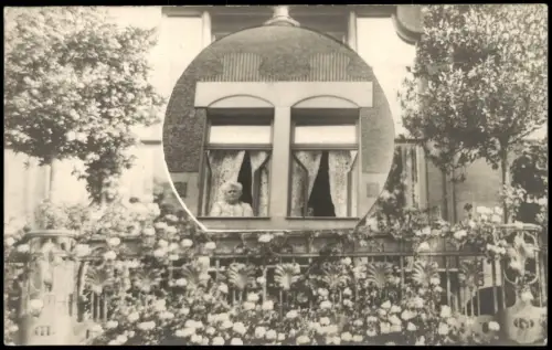 Foto  Frau am Fenster über rosenbesetztem Balkon 1915 Privatfoto