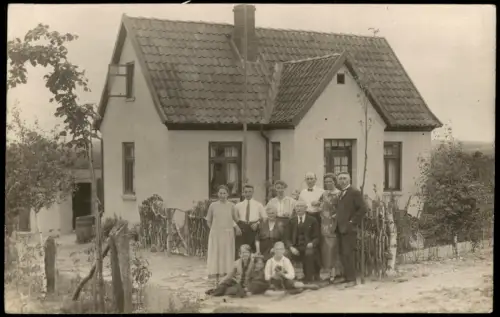 Foto  Große Familie vor ländlichem Wohnhaus 1930 Privatfoto