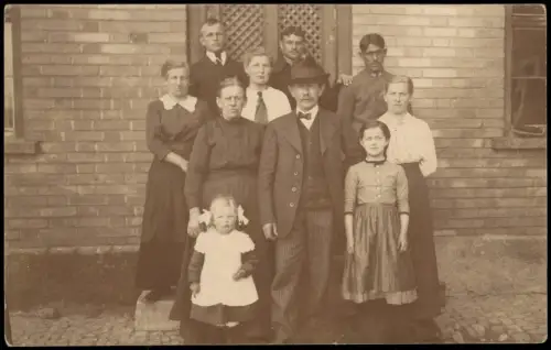 Ansichtskarte Lautrach Große Familiengruppe vor Backsteingebäude 1915