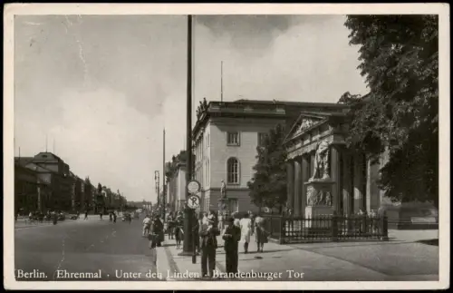 Mitte-Berlin Ehrenmal (Neue Wache) und Unter den Linden mit Blick zum Brandenburger Tor 1935