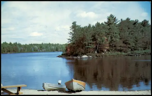 Postcard Haliburton Seeufer mit Booten und Waldlandschaft 1965