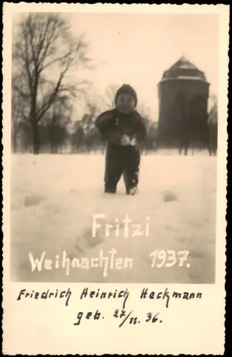 Foto  Kleinkind im Schnee vor Wasserturm 1937 Privatfoto