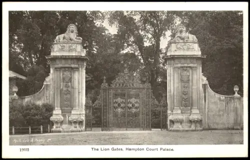 Postcard Molesey The Lion Gates, Hampton Court Palace 1910