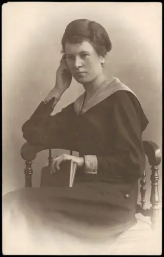Porträt einer jungen Frau mit Buch im Matrosenanzug 1919 Privatfoto