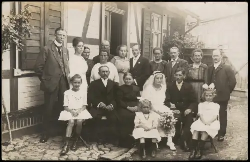 Hochzeitsgesellschaft vor Fachwerkhaus Gruppenfoto 1910 Privatfoto