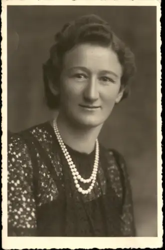 Ansichtskarte  Porträt einer Frau mit Perlenkette 1940