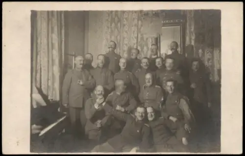 Foto  Soldatengruppe in Innenraum mit Klavier, Feier 1915 Privatfoto