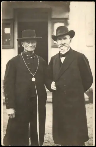 Foto  Zwei Männer in Amtstracht mit Amtskette 1910 Privatfoto