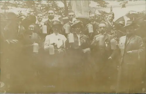 Ansichtskarte München Männer und Frauen mit Bier Bierseidel 1909
