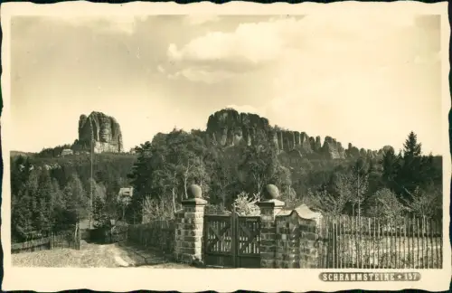 Bad Schandau Weg Zaun und Mauer im Hintergrund die Schrammsteine 1930