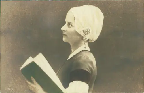 Ansichtskarte  Fotokunst schöne Frau mit Haube und Buch andächtig 1912