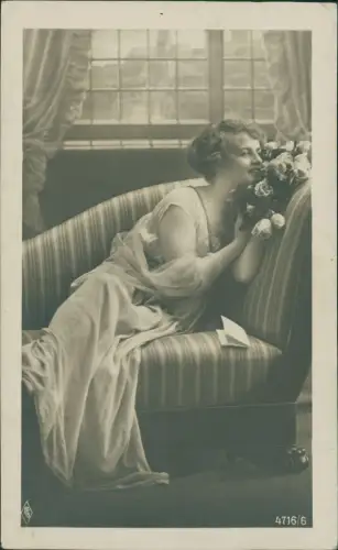 Ansichtskarte  Fotokunst schöne Frau im Kleid Lasziv auf Sofa Rosen 1912