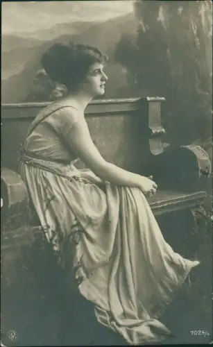 Ansichtskarte  Fotokunst schöne Frau sitzt auf Bank, schaut verträumt 1925