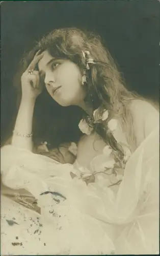 Ansichtskarte  Fotokunst schöne nachdenkliche Frau Blumen im Haar 1908