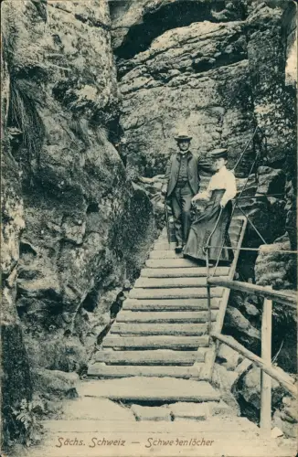 Ansichtskarte Rathen Feine Dame und Herr bei den Schwedenlöchern 1912