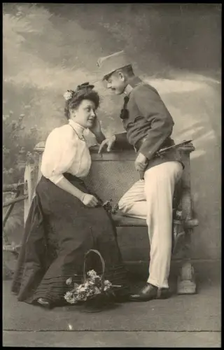 Ansichtskarte  Soldat und frau auf Bank Blumenbouquett 1910