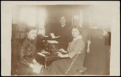 Foto  Frauen im Büro an einer Schreibmaschine 1915 Privatfoto