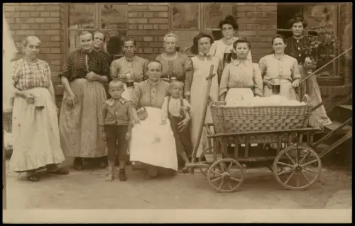 Nürnberg Frauengruppe mit Bierkrügen und Wäschewagen 1911 Privatfoto