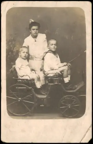 Ansichtskarte  Drei Kinder in kleiner Prunkkutsche 1918