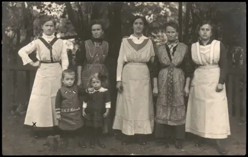 Köpenick-Berlin Gruppenporträt von fünf Frauen und zwei Kindern 1915 Privatfoto