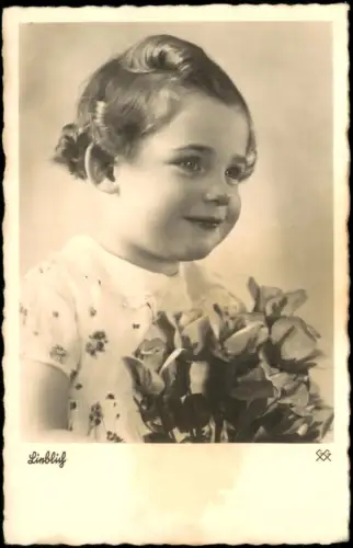 Ansichtskarte  Porträt eines Mädchens mit Rosenstrauß 1941