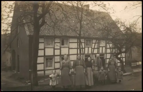 Foto  Familie vor Fachwerkhaus und Bäumen 1915 Privatfoto