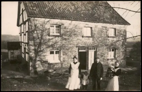 Familie vor ländlichem Wohnhaus (Steinbau mit Fachwerk) 1915 Privatfoto