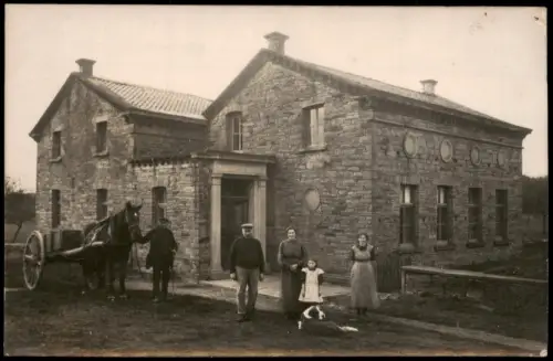 Ländliches Steingebäude mit Personengruppe und Pferdefuhrwerk 1915 Privatfoto