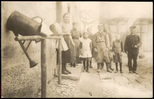 Gruppenbild mit Handwerker Familie vor einem Wohnhaus Gießkanne 1931 Privatfoto