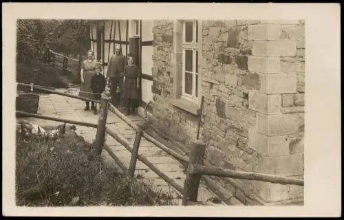 Foto  Familie vor ländlichem Wohnhaus mit Fachwerk 1930 Privatfoto