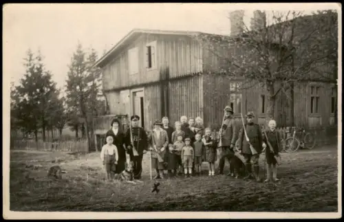 Große Personengruppe mit Jägern Hunden sowie Kindern  Holzhaus 1920 Privatfoto