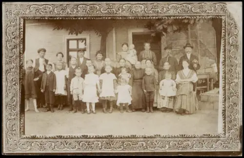 Große Familiengruppe vor einem Wohnhaus, viele Kinder, Feier 1915